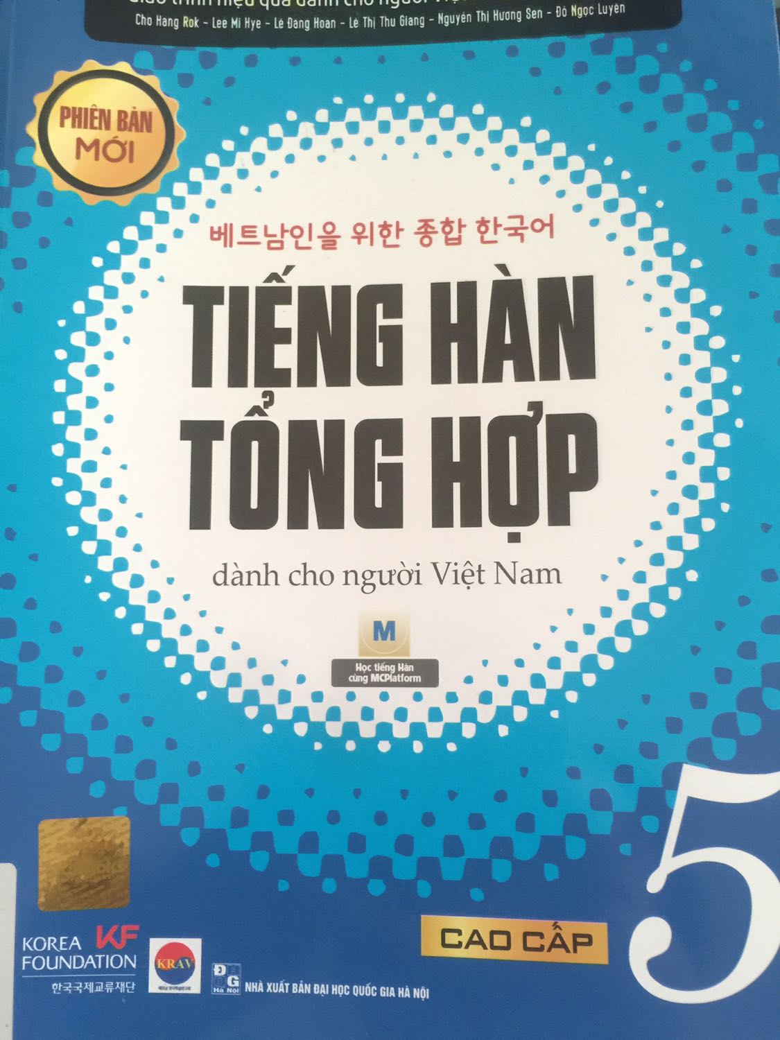 Bộ sách tiếng Hàn thân thuộc với tất cả mọi người học tiếng Hàn, mua trên tiki còn được sale 60%, vậy nên giá tiền sách gốc với sách photo ngoài tiệm chênh lệch cũng không lớn. Sách đẹp, giấy màu vàng nhạt chống loá, tuyệt vời.