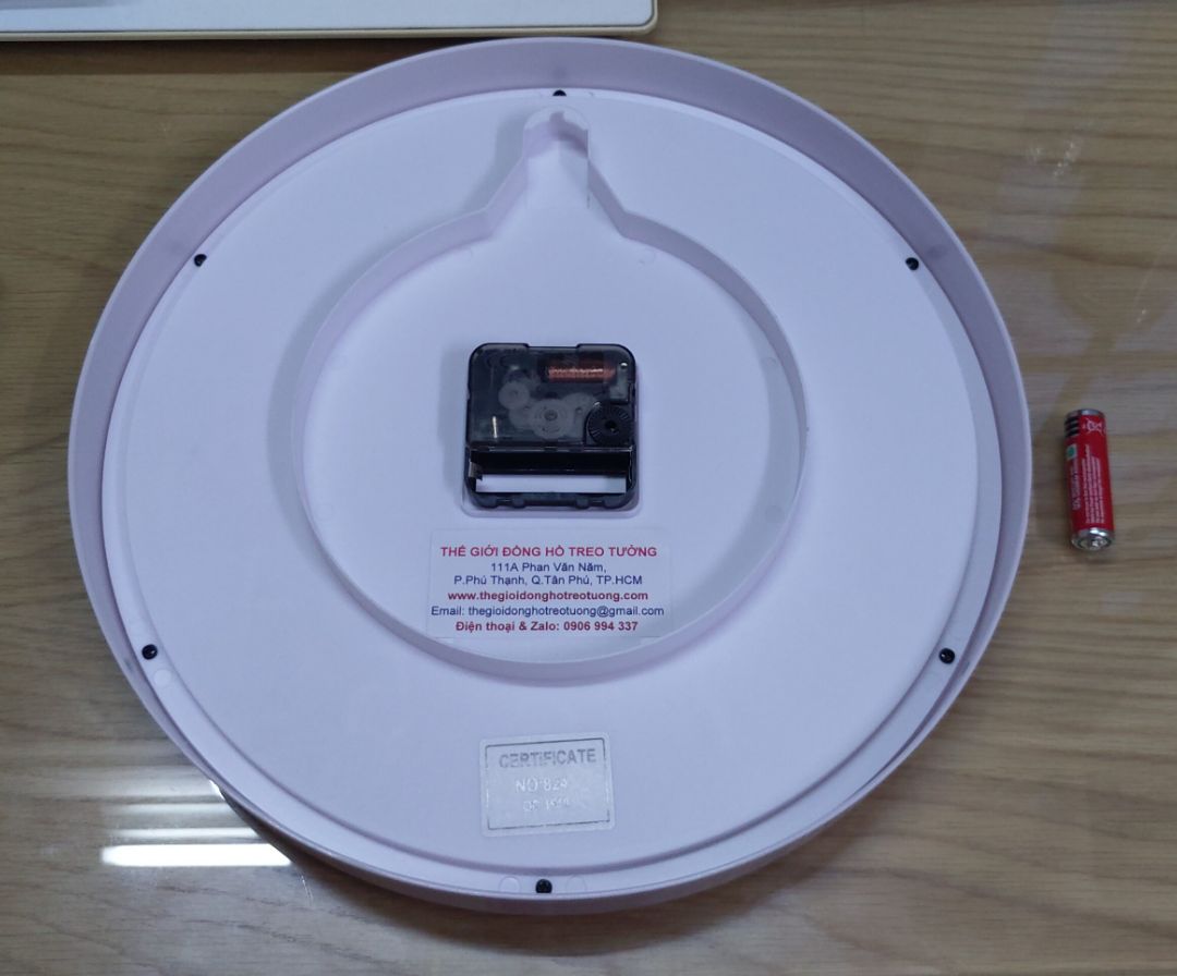 Hình thức đẹp đúng như quảng cáo, đóng gói trong hộp giấy rất cẩn thận. Có cả giấy bảo hành 12 tháng kèm theo, mình đã treo thử ngay khi nhận đc đồng hồ. Hy vọng sẽ chạy tốt.