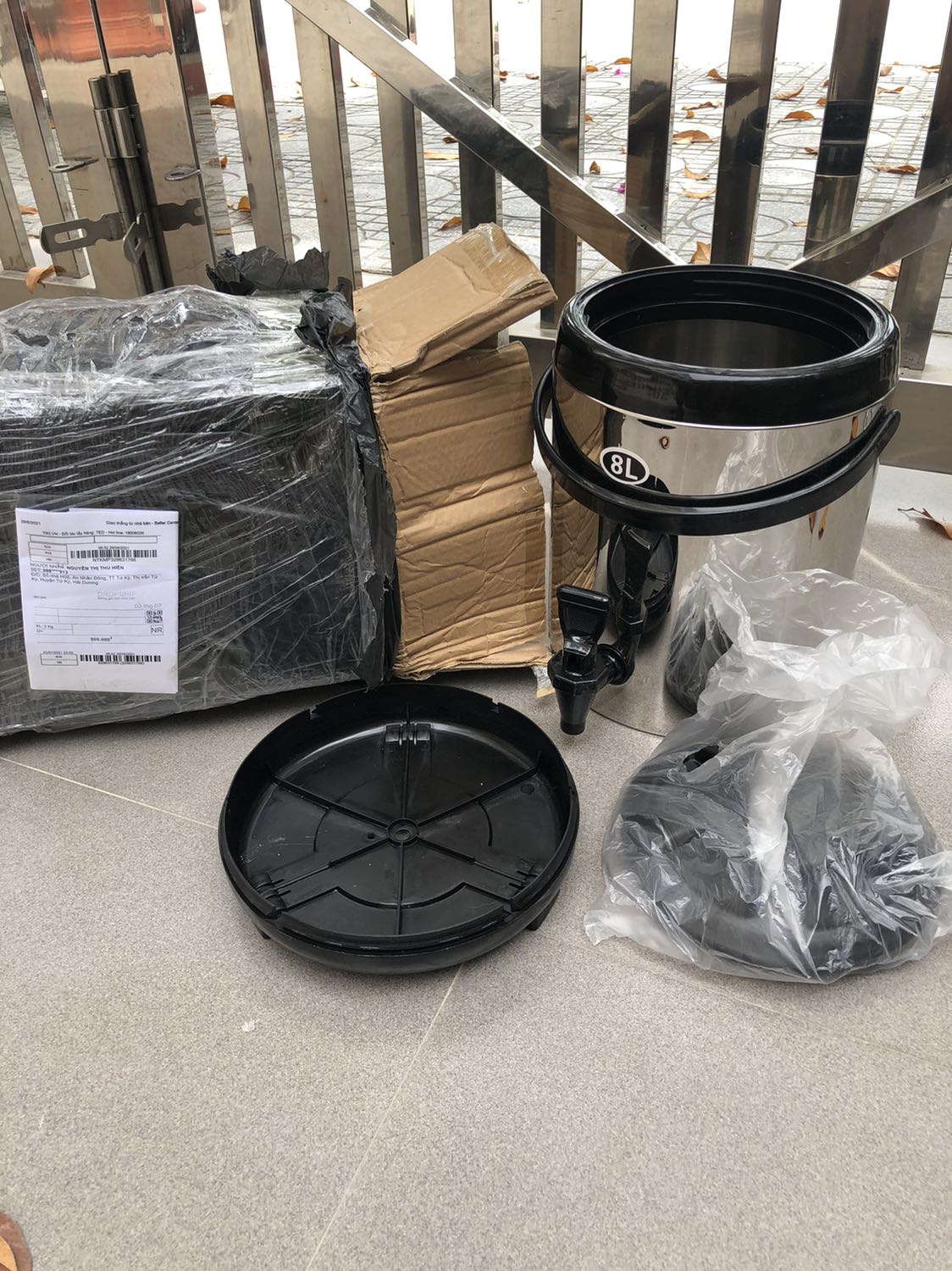 Sản phẩm rời đế ngay khi nhận hàng, đặt màu nâu-chocolate nhưng ra cái màu đen như hình. Rất không hài lòng!!!