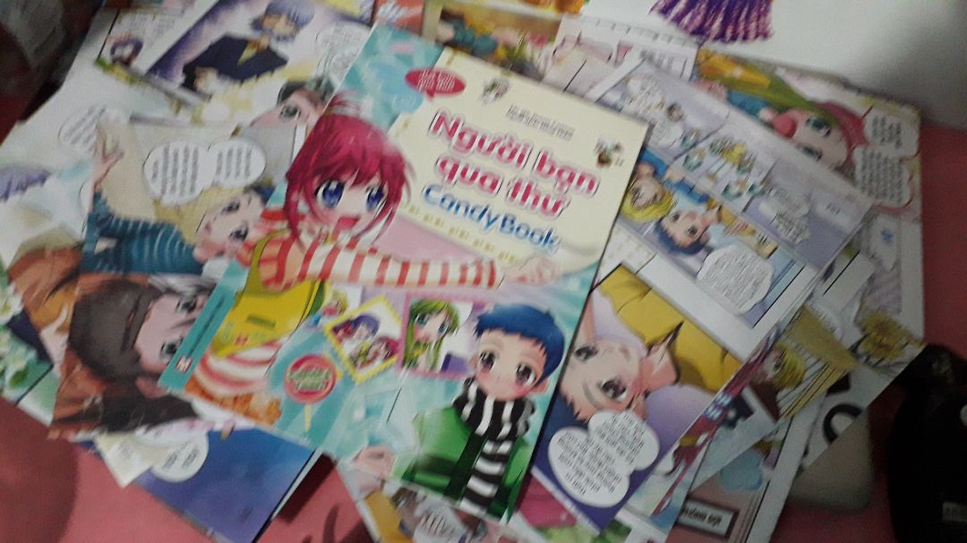 Mua sách mới trên tiki về dở ra đọc mỗi nơi một tờ. Ko chỉ 1 quyển mà mấy quyển rách vậy mình chỉ chụp hình 2 quyển lần này. Còn lần trước cũng rách tả tơi mình ko nói gì.