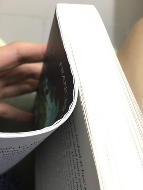 Khi minh nhận thì sách vẫn còn bọc ni lông nhưng có lẽ do trong khâu bọc hoặc vận chuyển trong lô hàng mà bị đè nên một cuốn sách từ lúc chưa bóc ni lông đã bị thế này! Nội dung thì không có gì phải bàn. Chữ in to nét và giấy không bị hôi như bản bìa cứng vải đang lưu hành hiện tại.