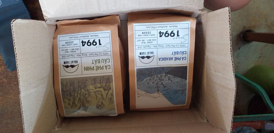 Mình đặt 2 loại cà phê của shop này cùng lúc. Riêng về loại cà phê Arabica này thì mình uống không được. Haha. Nó chua quá bà con ơi, nhưng mà nó thơm lắm nghen. Ba mình ổng uống được còn mình thì thua. Mình có trộn cà phê này với Trung Nguyên. Kết quả không tưởng. Châm ra ly cà phê thơm phức luôn, mà uống cái nó có cái hậu hơi chua chua chứ không quá chua như lúc chưa trộn với Trung Nguyên. Mọi người có thể thử. Giao hàng nhanh hơn mong đợi.