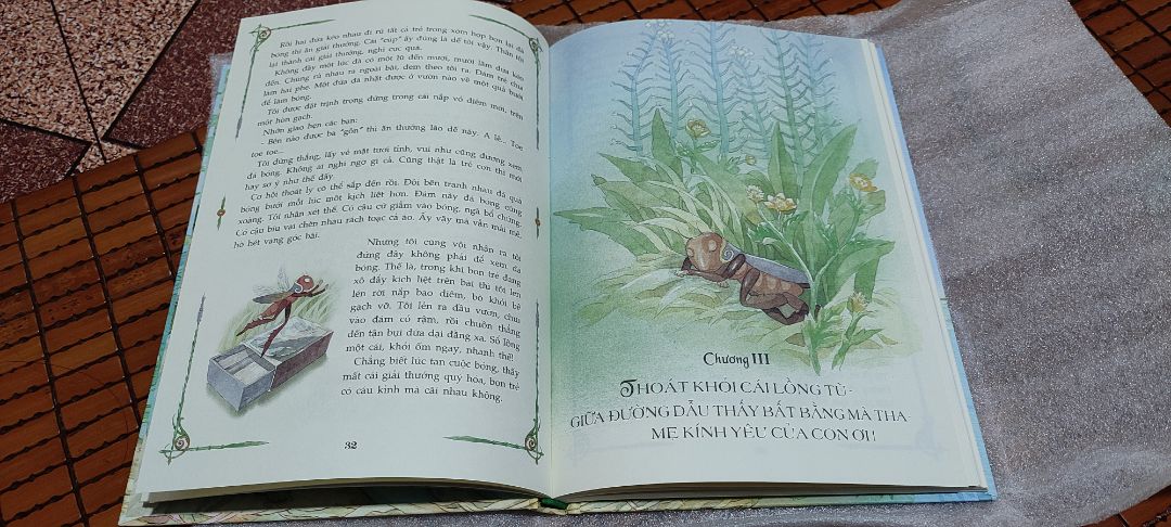 Mùa dịch nên giao hàng chậm. Sách đóng gói cẩn thận. 
Mình thích bản in này vì tranh minh hoạ đẹp (bản do nữ hoạ sĩ Đậu đũa vẽ cũng đẹp nhưng mình thích các nhân vật do anh Tạ Huy Long vẽ hơn). mình cũng thích kiểu giấy ráp ráp như giấy vẽ. Cái mình ko thích là dùng chữ Xiến Tóc thay vì là Xén Tóc. Lần đầu tiên thấy chữ Xiến Tóc, ko rõ là do biên tập hay bản gốc là Xiến Tóc, nhưng hồi xưa mình có cuốn Dế Mèn phiêu lưu ký bản mini do bác Ngô Mạnh Lân vẽ minh hoạ thì cũng dùng chữ Xén Tóc.