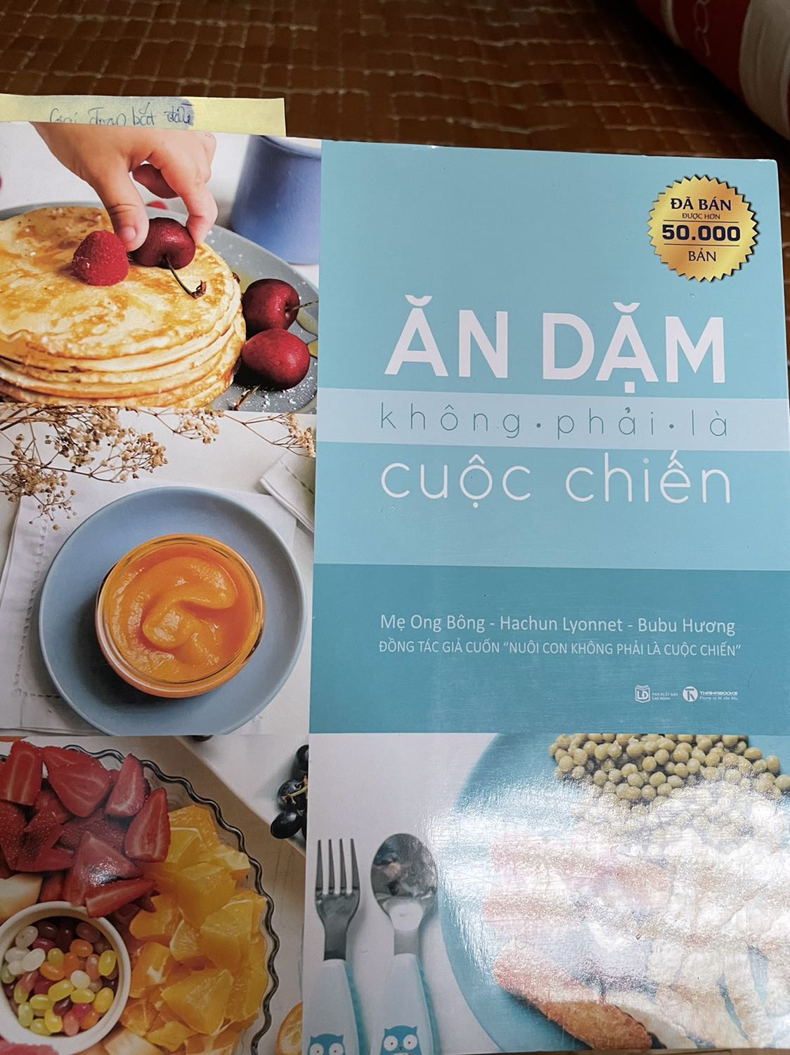 Sách là 1 cuốn cẩm nang về ăn dặm blw. Mẹ nên đọc để chuẩn bị trước nếu muốn theo pp này,để khi tình huống xảy ra có thể xử lý hoặc nhớ mà giở sách ra xem lại. Sách dày thật nhưng ko hẳn phải đọc hết vì 1 phần sách là công thức món ăn,khi nào làm thì xem cũng được. Nhưng mà sách có nhiều chỗ đánh thiếu chữ,hoặc chữ dính liền nhau nên đọc có hơi khó chịu 1 xíu. Sách là 1 cuốn cẩm nang về ăn dặm blw. Mẹ nên đọc để chuẩn bị trước nếu muốn theo pp này,để khi tình huống xảy ra có thể xử lý hoặc nhớ mà giở sách ra xem lại. Sách dày thật nhưng ko hẳn phải đọc hết vì 1 phần sách là công thức món ăn,khi nào làm thì xem cũng được. Nhưng mà sách có nhiều chỗ đánh thiếu chữ,hoặc chữ dính liền nhau nên đọc có hơi khó chịu 1 xíu.