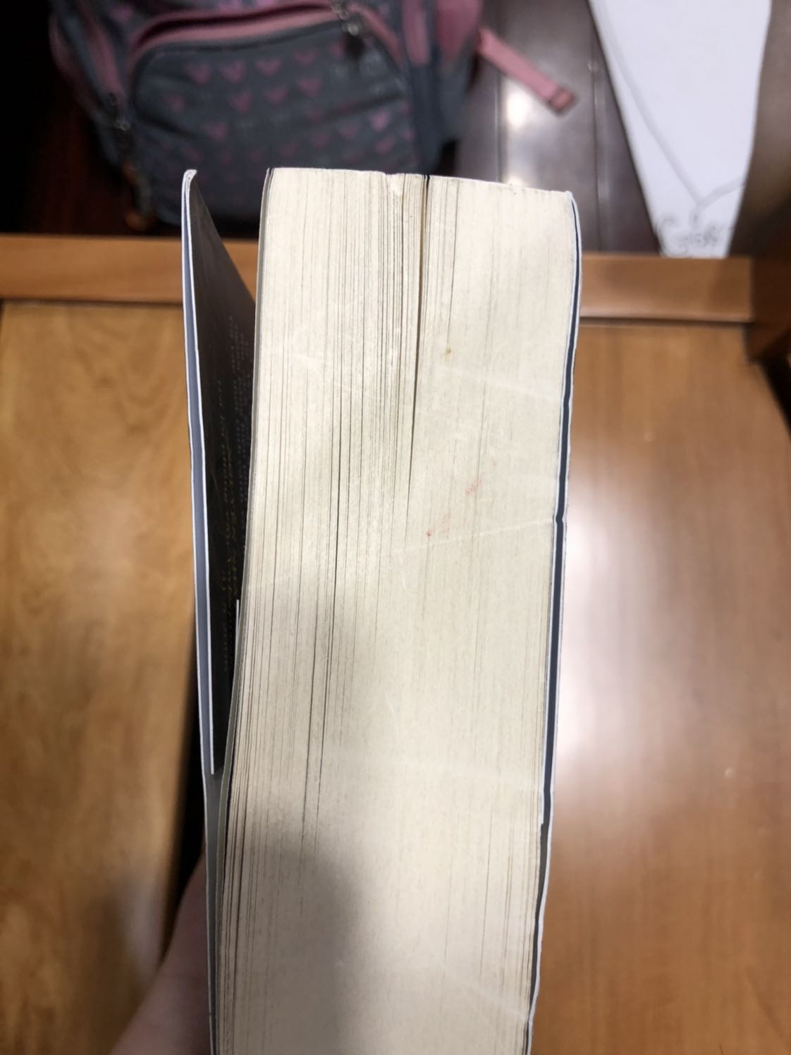 Mình cảm thấy chưa hài lòng lắm khi sách của mình nhìn khá cũ. Bìa sách gần như rách và rất nhiều bụi. Sách có vết rách và giấy mực trắng. Tiki giao khá nhanh. Mình là người rất quý sách nên thấy những vết đó làm mình cảm thấy chưa thật sự hài lòng. Mong tiki lần sau giao sách mới một tí ạ.