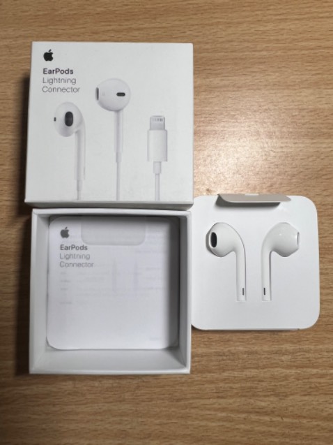 Hàng được đóng gói bao bì cẩn thận, đặt tối hôm trước sáng hôm sau nhận được ngay. Mặc dù mình có airpod rồi nhưng vẫn phải đặt earpod nữa vì nhiều lúc dùng airpod hay sơ ý bị rơi. Trước mua airpod qua tiki rồi nên giờ tự tin đặt earpod qua tiki luôn.