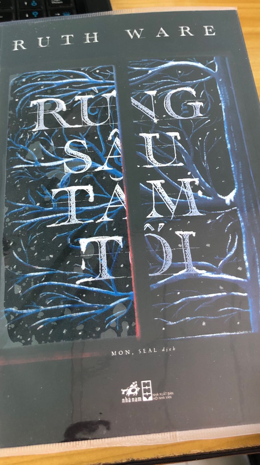 Truyện kiểu lê thê, dài dòng, nhưng lại không thực sự tạo được sự cuốn hút hay có những cú twist để lôi kéo người đọc, đọc hết gần 300 trên 400 trang nhưng cũng không thấy hứng thú, hơi mất thời gian cho cuốn này!