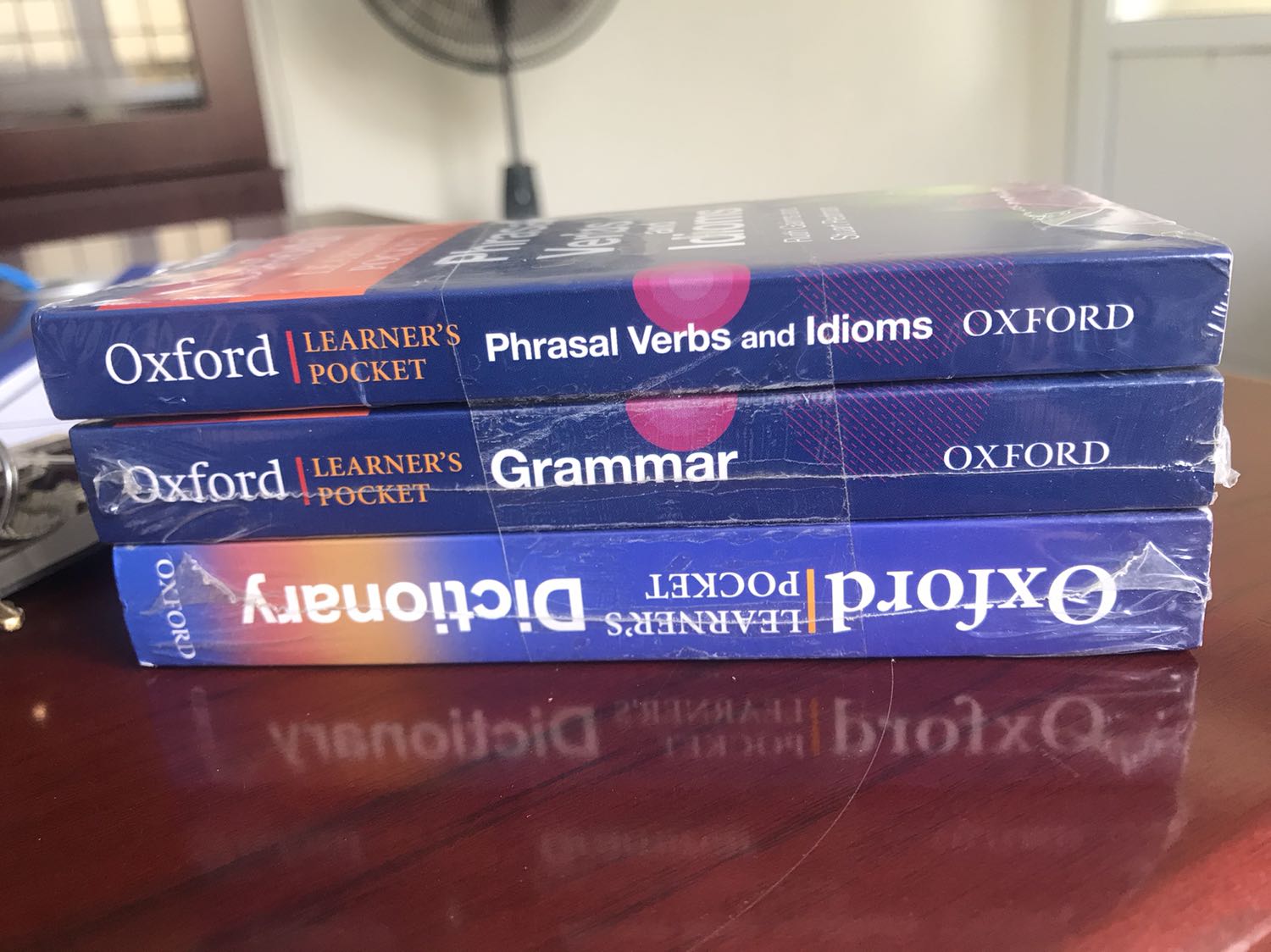 Sách mới, đóng gói cẩn thận.