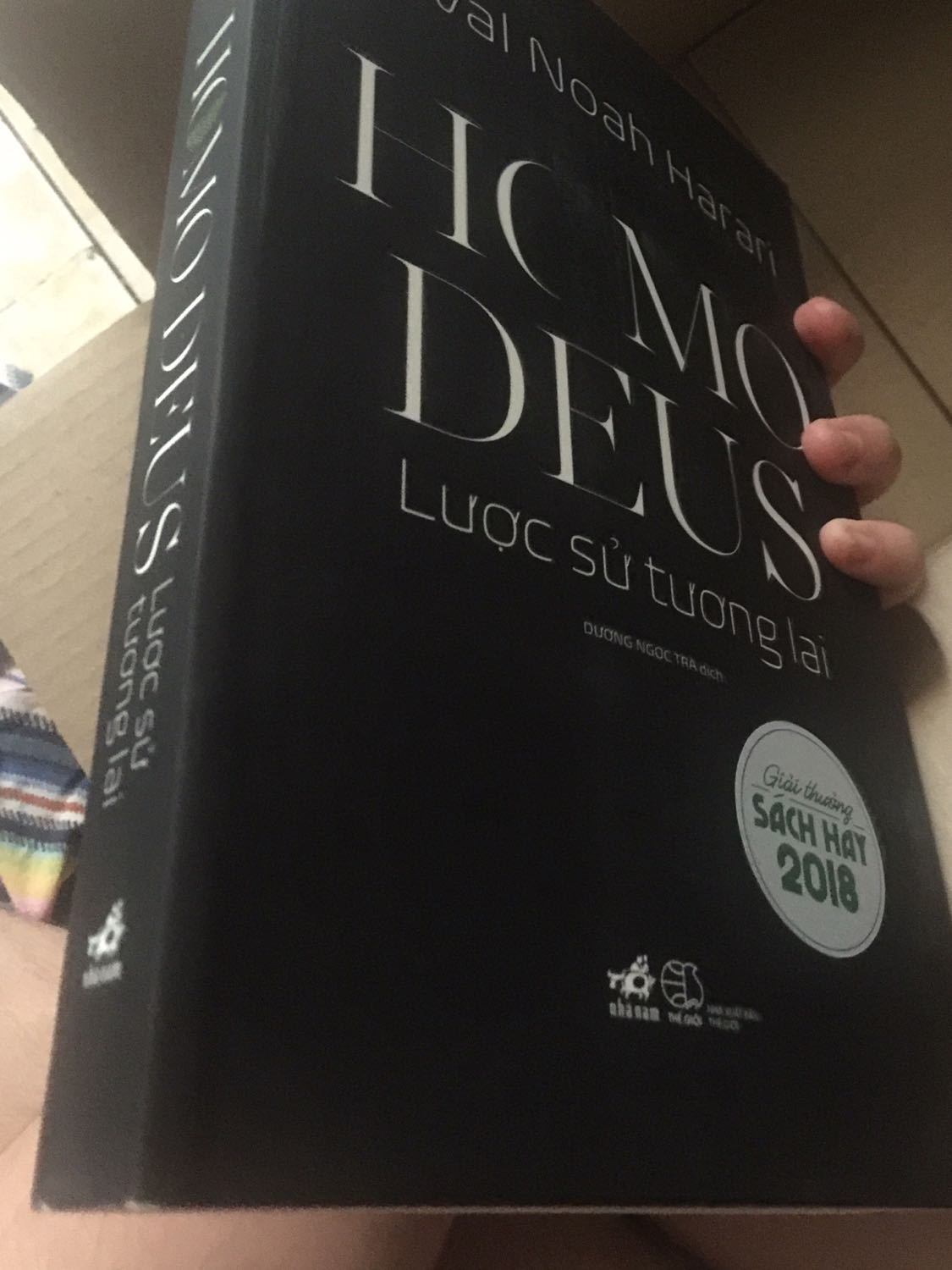 10đ về chất lượng ạ, thùng carton còn nguyên si, sách thì chùi ui ko móp méo một góc nào cả. Sách sờ sờ nó cứ mìn mịn sao í, thích lắm ạ! Cuốn sách này em nghe mọi người khen lâu rùi mà chưa có tiền mua và chưa sale nhiều, nhưng hổng hiểu sao bữa đó Nhã Nam sale 45% thế là em ko ngần ngại chốt đơn với 1 cuốn nữa. Áp mã giảm giá+Tiki xu => 2 cuốn có 98k thui, quá là ưng! Vận chuyển thì chậm hơn 2 ngày, tối đó em báo Tiki là trưa mai giao liền 😥 anh shipper giao lúc 12h trưa, trời nắng nóng rồi anh phải đợi em nữa, xin lỗi anh ạ! Trong phần mô tả, Tiki có phần đọc thử, em rất thích, ui quả ko sai, sách phân tích rất hay, câu mở đầu cực ấn tượng, những thứ ấy là điều ko nhỏ giúp em quyết tâm chốt đơn trong tình hình tài chính khó khăn, dịch bệnh hoành hành ở TpHCM như thế này. Cuốn sách này giúp ích cho những ai muốn mở rộng hiểu biết hay gần hơn là những ai cần những lập luận tư duy từ đó mà đưa vào bài văn NLXH giống như em. Em học chuyên Văn nên đọc sách rất nhiều để mở mang kiến thức cũng như cách lập luận của mình. Chốt lại, rất đáng mua ạ! ♥️♥️♥️