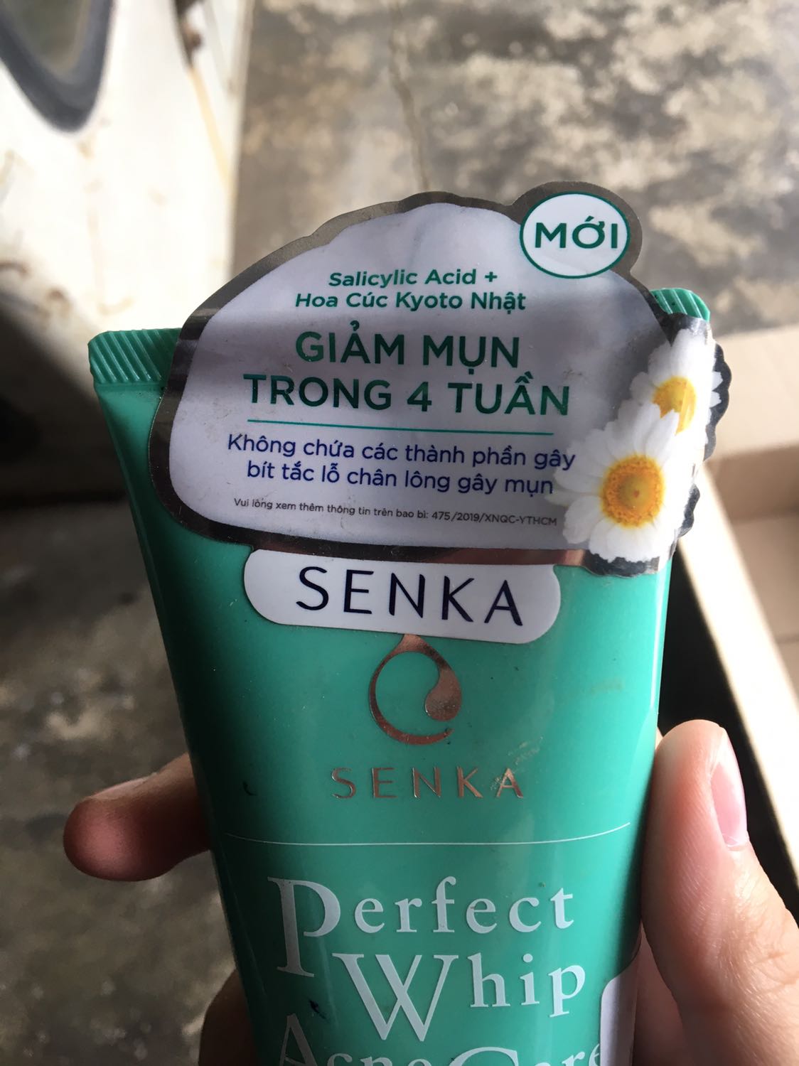 Ấn tượng đầu tiên là chai sửa rửa mặt cực kì bẩn, đóng một lớp bụi ở bên ngoài, rất rất dơ, tiếp theo là thân chai bị dính mực và các vết bẩn như sản phẩm lỗi đã từng được đổi trả vậy. Những bạn nào da nhạy cảm và bị mụn thì không nên dùng vì sẽ bị khô căng da, thậm chí là nổi nhiều mụn hơn nữa vì bị kích ứng ạ. Mình đã dùng nhiều loại của Senka và da mình là da dầu, da nhạy cảm, da mụn nên cực kì không hợp, các bạn cân nhắc trước khi mua.