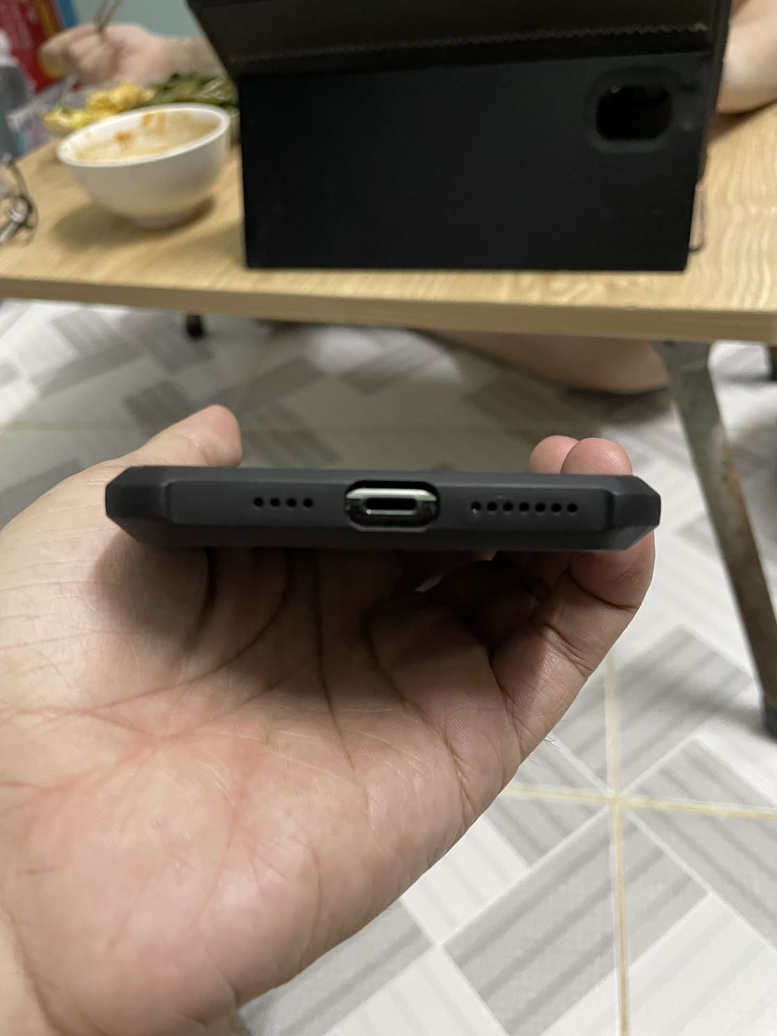 Ốp lưng dùng khá ổn. Thiết kế đơn giản, nút bấm êm. Độ bền cần dùng lâu mới biết.