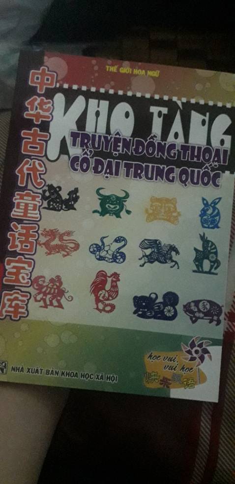 Sách đẹp, giao nhanh, các câu chuyện trong sách có chữ giản thể, phồn thể, phiên âm, bảng từ vựng và cả bản dịch giúp mình vừa học được từ mới vừa hiểu thêm được về truyện đồng thoại Trung Quốc.
