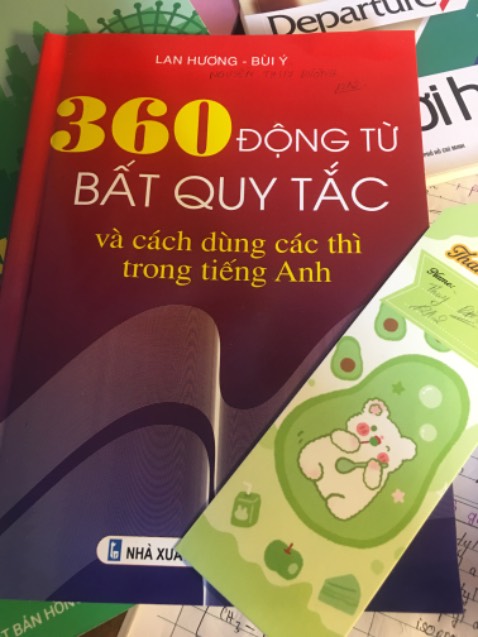 Sách rất đẹp màu sắc cũng hài hoà làm cho người đọc tiếng anh dễ tiếp thu và những từ ngữ được chia rất đúng sách rất bổ ich