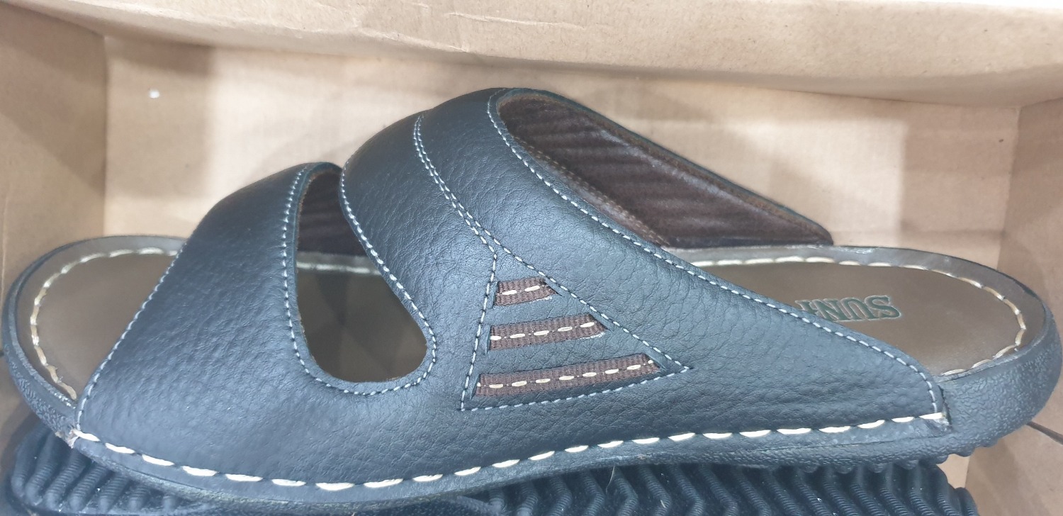 Hàng da bò thật, dày luôn, may khâu rất công phu chắc chắn, nhìn cứng cáp lắm không biết bao giờ hư, đã mua giày của SUNPOLO nhiều nơi khác, nay mua Tiki rất tiện lợi dù hàng giao hơi lâu tí thôi, Tiki giao nhanh hơn nữa thì điểm 10 trọn vẹn!