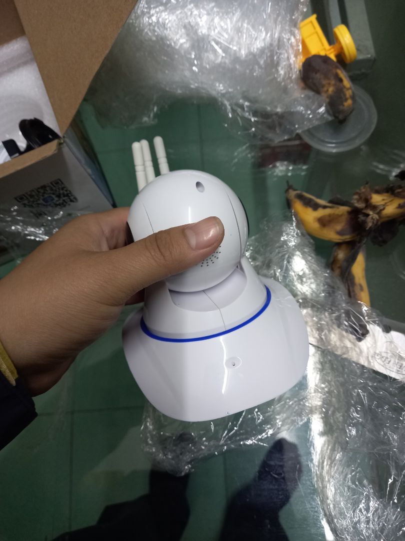 sản phẩm được tiki đổi lần 2, nhưng lag sản phẩm cũ, sản phẩm không có nguồn gốc không thương hiệu, phần dây cắm nguồn và anten quá sát nhau, khi cắm điện camera tự động quay ngược ra sau đứng yên soi vào 3 râu, quay ra lại quay vào, kết nối không kết nối được, đã nhấn thử nút reset thì có đến 3 chỗ reset nhưng chỉ có 1 cái ở trên đầu, reset rồi vẫn không kết nối được. đề nghị tiki thu hồi sản phẩm hoàn tiền hoặc cho mình mua của hàng chính hãng. hàng này là hàng nhái vớ vẩn, tiki bán hàng vớ vẩn.