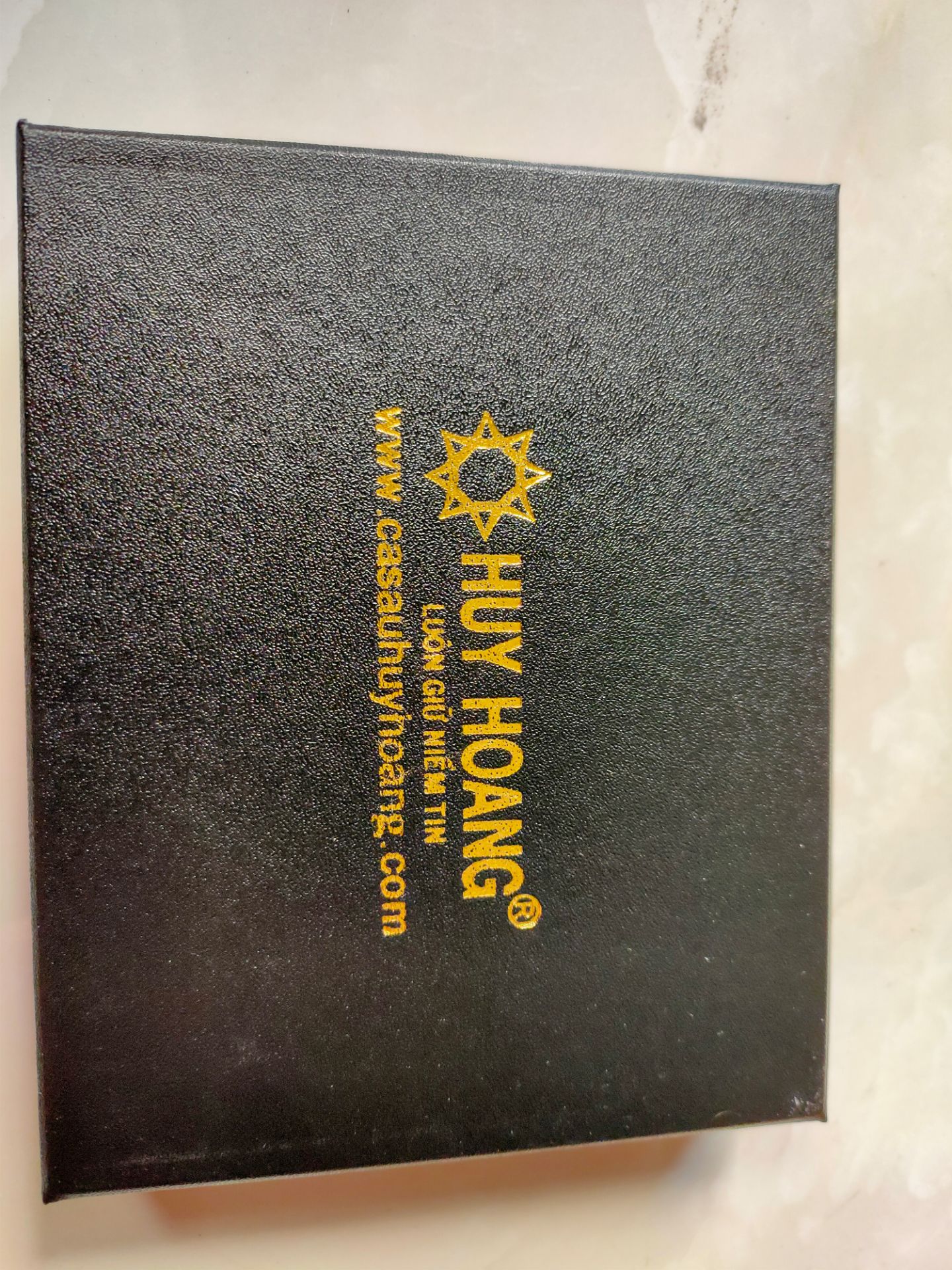 Ví đẹp, mềm rất ok.... có hộp thẻ bảo hành đầy đủ..