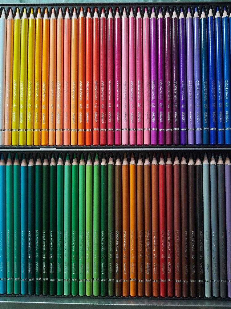 Chì mềm nên blend màu ổn, độ hoà màu và khả năng chồng lớp rất OK, tuy nhiên màu chì và màu trên thân bút hơi chênh nhau một chút. Nhìn chung đây là một sản phẩm tốt so với tầm giá