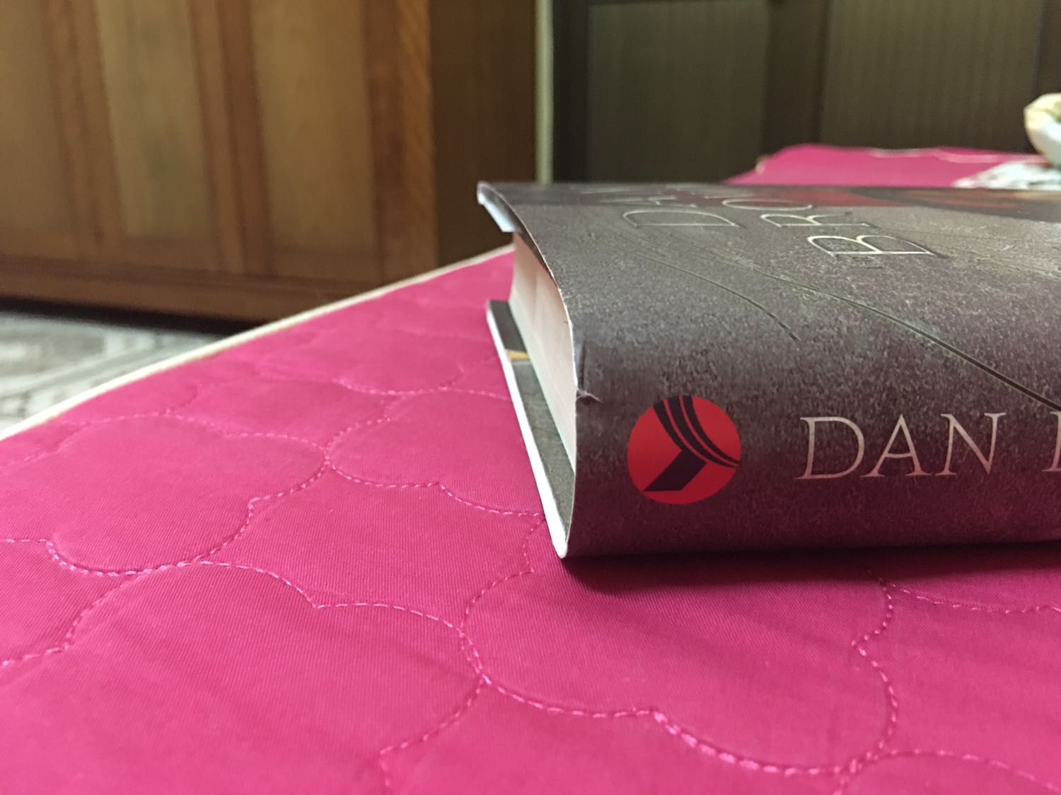 Chất lượng giấy tốt, tuy nhiên cách đóng gói của Tiki quá cẩu thả, ko có bọc chống sốc nên sách bị móp 1 chút, rách áo bì ngoài 1 chút