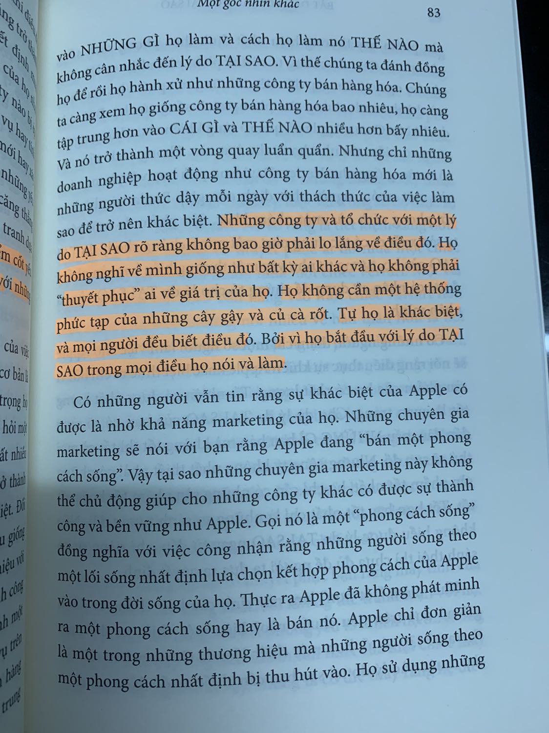 /Thật sự rất ấn tượng với câu nói "people dont buy what you do, people buy why you do it" trong quyển sách này. Tác giả phân tích rất kỹ từ câu hỏi what/how/why và luôn nhấn mạnh câu hỏi TẠI SAO. Lấy ví dụ từ những câu chuyện của Apple, hãng hàng không Southwest, Anh em nhà Wright,... quá đỉnh r. 1 cuốn sách thiên về tư duy khác biệt đáng đọc là đây! Vote cho sách 5 sao. Post 1 số trang cho mọi ng đọc thử.
Về tiki thì giao hàng nhanh, sản phẩm tốt và mới rất là ok lahhh :)