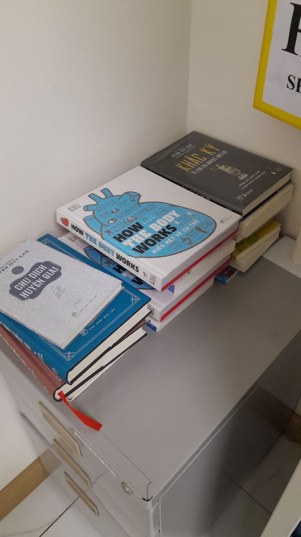 Bình cam 4 sao. Bình xanh 2 sao vì hết hàng tặng kèm mà không thông báo. Còn để hàng tặng thì phải có. Nếu hết hàng tặng thì thay hình mới hoặc báo khách hàng. Công tình đặt bình xanh mắc công chạy ra lấy hàng mà bình xanh ko có hàng tặng kèm phải trả lại.