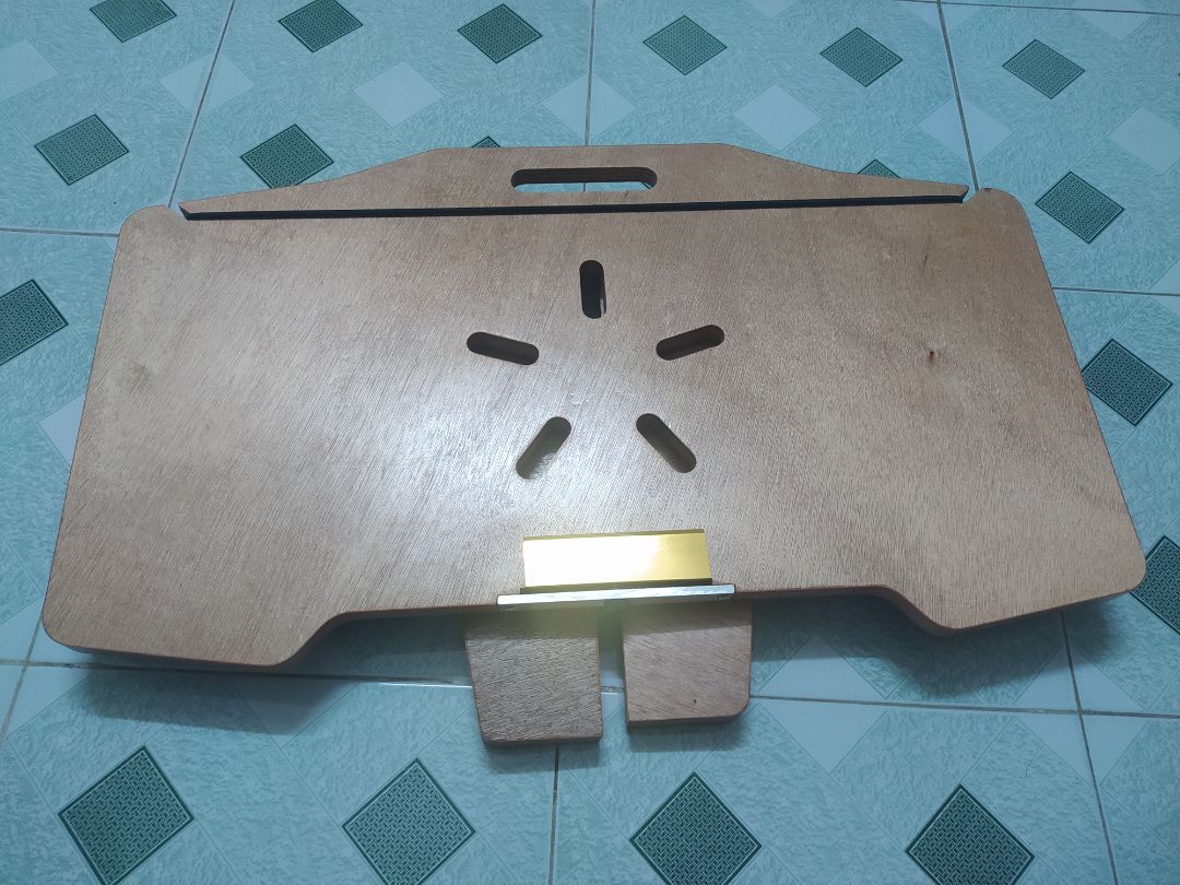 lúc nhận sản phẩm thì cảm giác hình đẹp hơn  hàng, bàn làm từ gỗ ép, nhìn chi tiết các góc cạnh và mặt bàn thì hơi thô nhưng được cái thiết kế khá sáng tạo và tiện dụng, cũng chính vì gỗ ép nên có ưu điểm là nhẹ, dễ thao tác. Nếu gia công tỉ mỉ và đẹp hơn nữa thì sản phẩm sẽ hoàn hảo hơn.