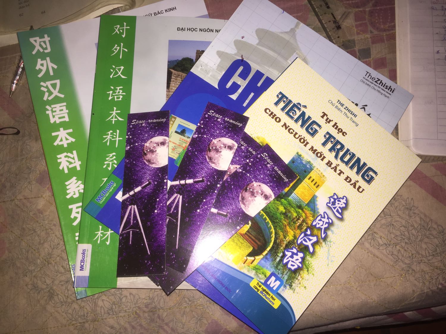 Hàng đóng gói cẩn thận , có một quyển bị nát chút ở tờ đầu tiên nhưng ko sao cả combo 4 quyển đều đẹp , có thêm cả 4 cái bookmark nữa