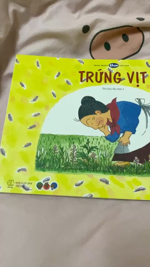 bé con nhà mình rất chăm chú nghe mẹ đọc, con rất thích ehon