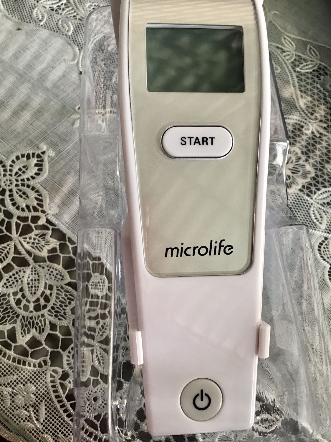 Mới khui hộp ra mà đã thấy xước một đường trên máy rồi Mới khui hộp ra mà đã thấy xước một đường trên máy rồi