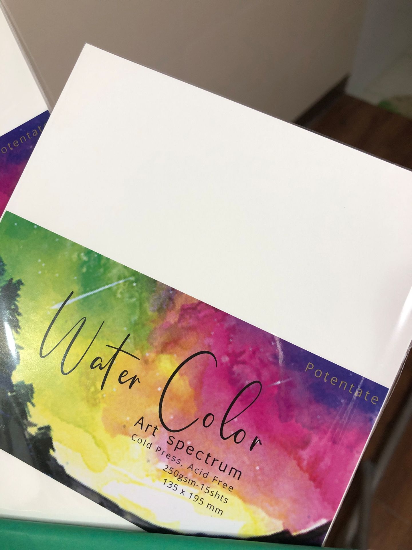 Giấy dày dặn, đẹp chất lượng, lại còn được tặng kèm theo sắp giấy có vân nữa. Cảm ơn shop nhiều ạ