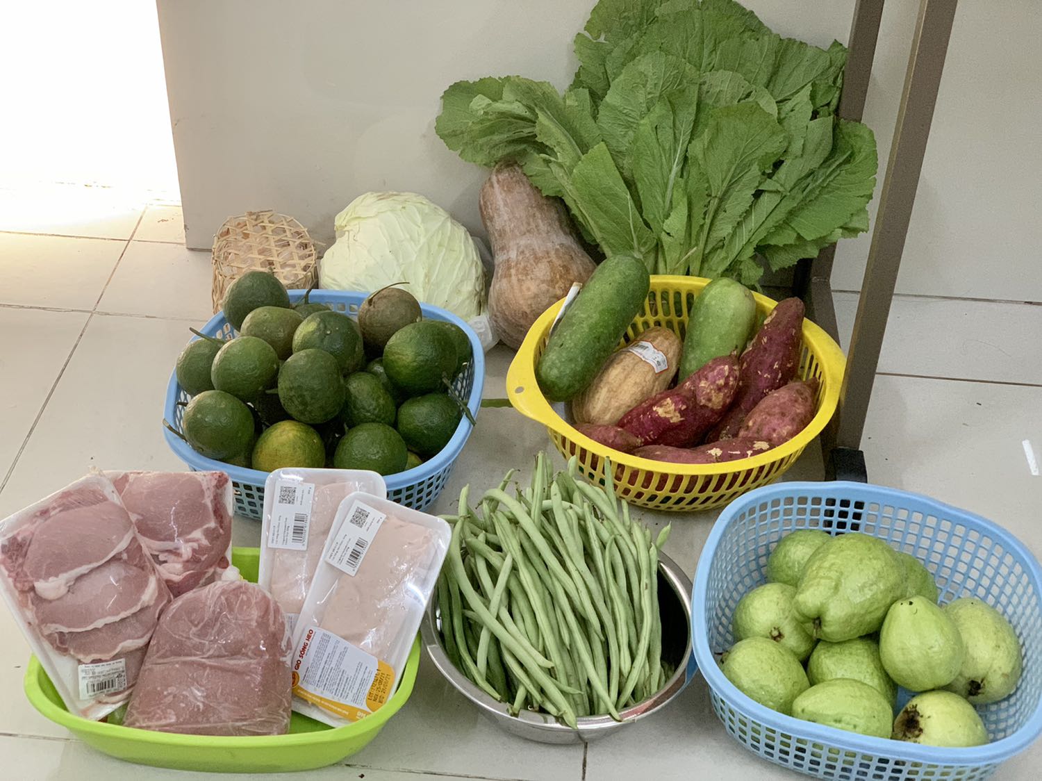 Bộ vệ sinh tạm ổn. Trông ko dc sịn lắm. Xai cung binh thương