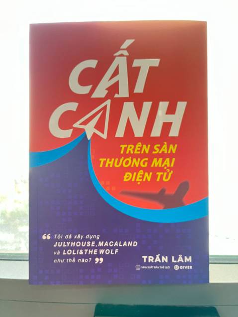 kinh doanh trên các sản thương mại điện tử tưởng dễ mà không dễ. Nhìn vậy chứ nếu không tính toán kỹ, nhiều loại chi phí khác nhau sẽ ngốn hết tiền lời. Một quyển sách rất thực tế, không lý thuyết sáo rỗng vì chính tác giả cũng đã trải qua tất cả những thăng trầm đó.