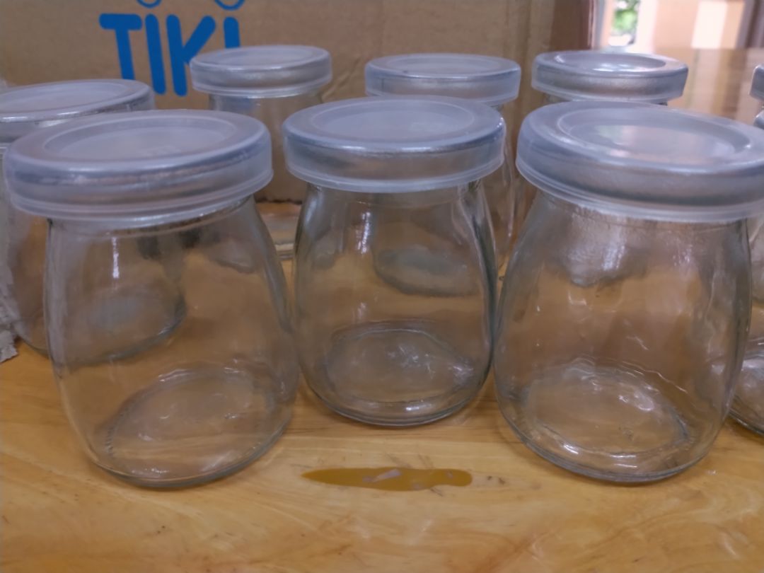 Thủy tinh cũng được. Bị vỡ mất 1 lọ