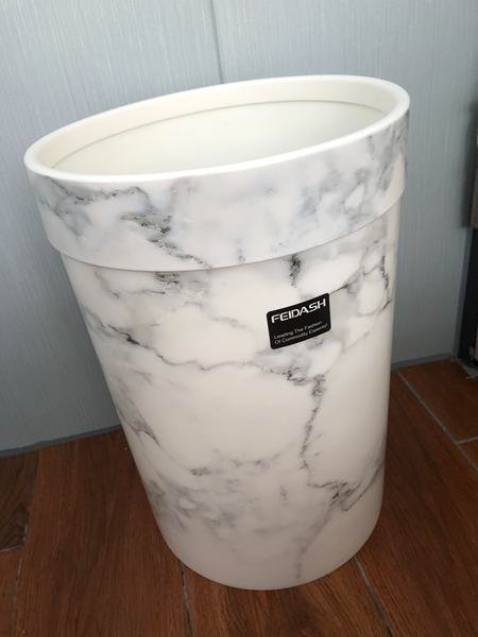 Thùng rác dáng trụ cao. Thiết kế mới lạ độc đáo, nhìn sang lắm. Màu sắc bắt mắt. Chất nhựa dày, cứng cáp. Để trong phòng nhưng nổi bật lắm. Có thêm đai nhựa giữ túi nilong để rác. Dung tích lớn, như nhà mình dùng trong ngày thoải mái luôn. Mua về đặt trong văn phòng các thứ cũng oke