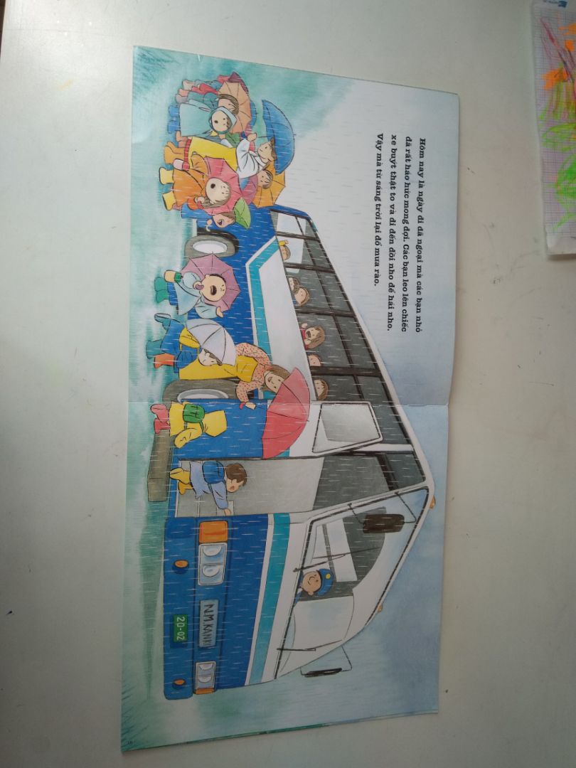 Bộ này rất hay. nét vẽ đẹp, qua mỗi trang là qua 1 đường hầm tương ứng 1 màu cầu vồng. Bé nha mình siêu thich, tiki giao siêu nhanh 1h30ph là đến dù Đn đang dịch.