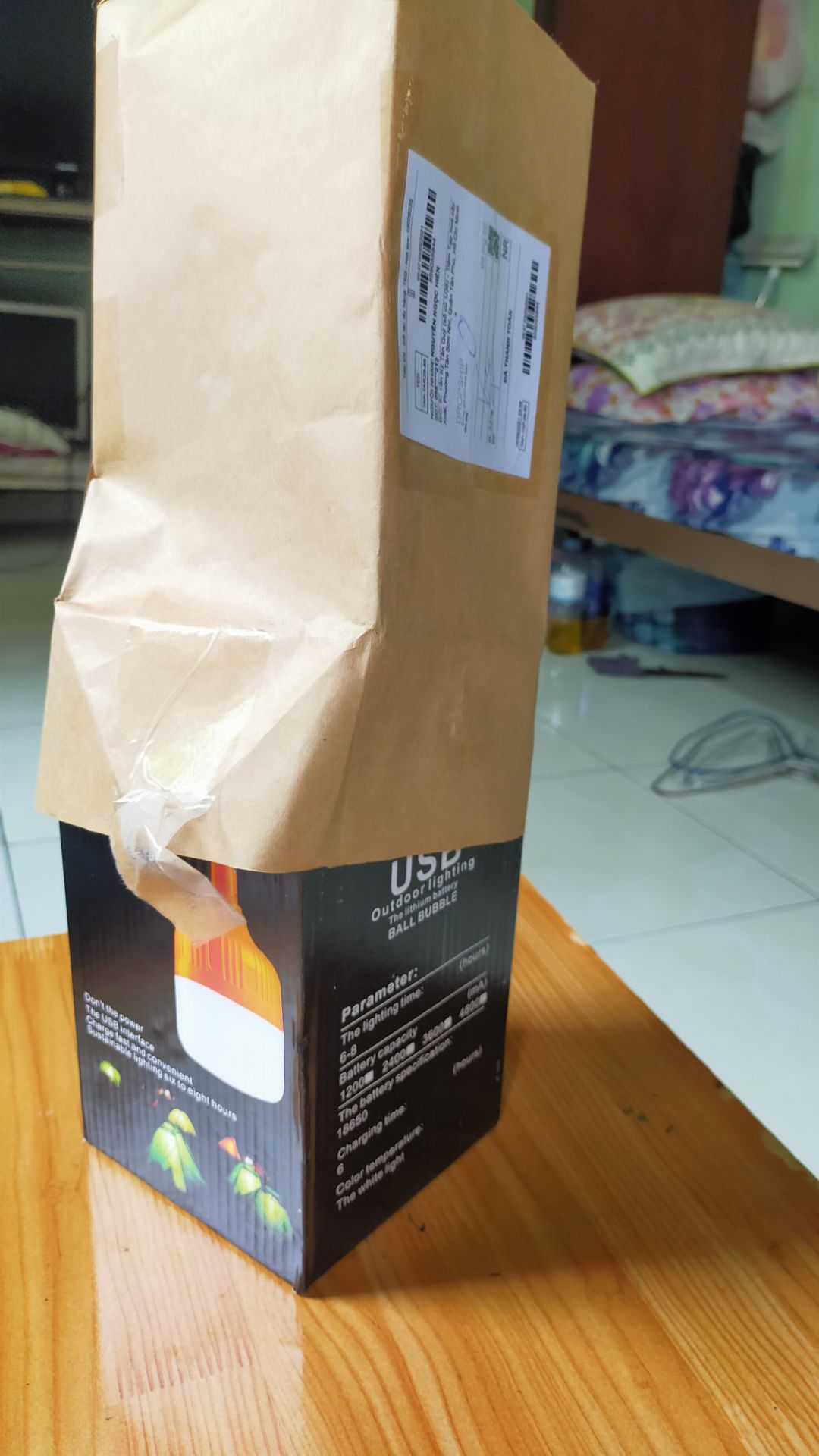 Thích vì: 
1. Đóng gói rất đẹp như một hộp quà tặng, gọn gàng hơn cách đóng gói của *** và *** và Sendo,
2. Phiếu gửi hàng kèm theo rất chi tiết và dễ xác nhận thông tin đơn hàng,
3. Số lượng đầy đủ.

Về Chất lượng thì chưa biết có đúng 100W hay không (không biết cách đo) nhưng thấy độ sáng chỉ bằng khoảng bóng đèn 30W vì cá nhân đã xài qua loại bóng đèn USB tích điện này!
Trân trọng!