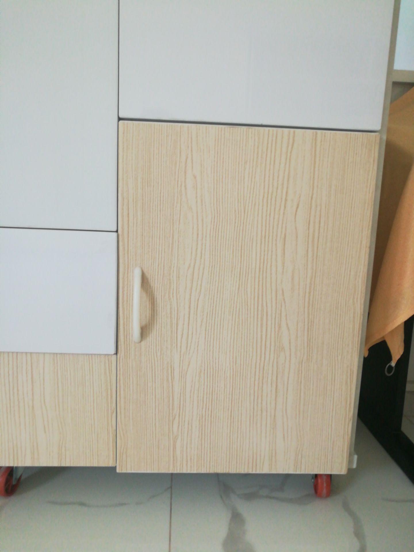 tủ như hình minh họa, đẹp, giá phải chăng. trong quá trình vận chuyển có sứt mẻ thì shop cũng hỗ trợ thay miếng bị mẻ. tuy nhiên thay xong, lắp lại thì tủ bị hở trên, lệch dưới như hình trông ko đẹp lắm. vẫn cho 4 sao vì sự nhiệt tình.