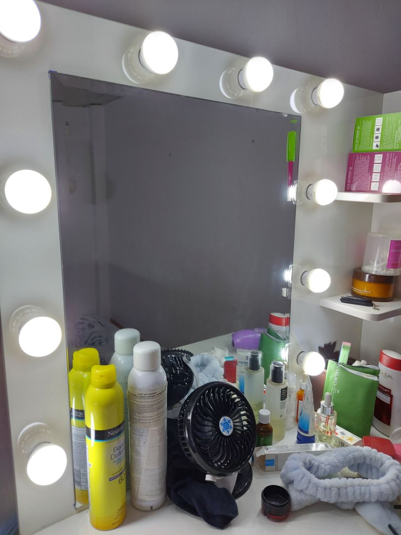 bộ bàn trang điểm rất là đẹp. tôi rất vừa ý. màu sáng, trang nhã, mỗi 1 điểm trừ là dây bóng đèn ở phía sau không được bọc kỹ lòi dây điện ra hơi mất thẩm mỹ 1 tí.