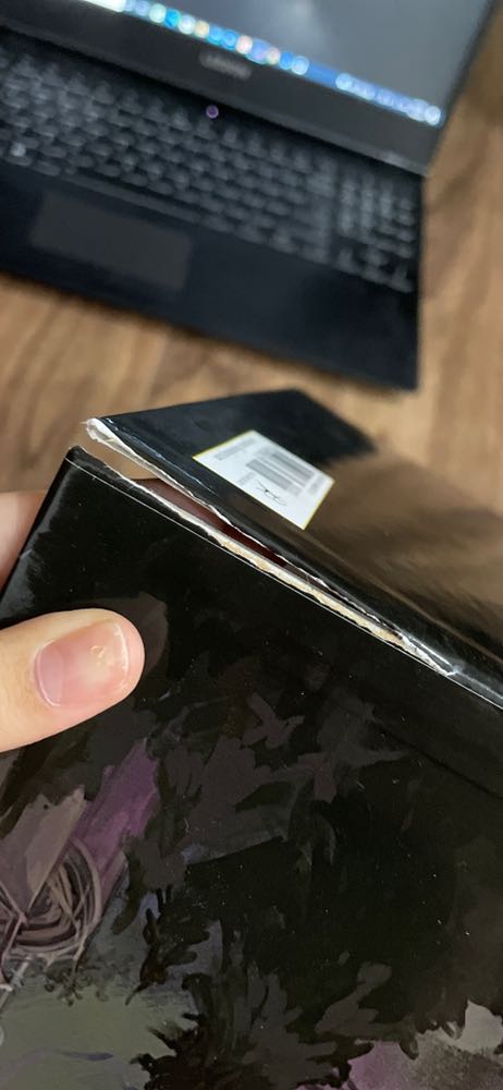 Sách rất đẹp, mới tinh, nội dung thì miễn bàn rồi, màu sách rất xinh box cũng thế, nhìn là u mê lun nha
Nhưng mà bên Tiki cần đóng gói kĩ hơn, 3 ảnh sau của mik là box bị df khá nhiều, may mà sách ko sao vì mik vốn cực kì giữ sách. Theo mik thấy thì tiki chỉ cho một hộp các-tông bên ngoài, băng dính khá lỏng và hộp to hơn hàng bên trong khá nhiều, mà bên trong thì ko chèn thêm gì nên đồ bên trong cứ thế lăn lóc lúc vận chuyển:)
Tóm lại là mik góp ý Tiki nên chèn thêm bọc chống sốc hoặc j đó để cố định đồ bên trong, và thùng(hộp) bên ngoài thì nên dùng loại cứng hơn và dán băng dính kĩ hơn để tránh df những đồ dễ hỏng như truyện, sách
Tạm thời cho 4 sao, 1 sao trừ vì cách đóng gói ạ