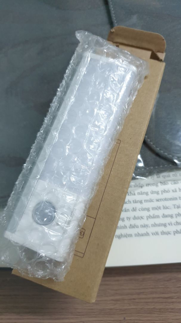 Sản phẩm nhìn rất chắc chắn nha. Lúc đầu mua mình cũng hơi e dè, sợ mua phải hàng dởm, nhưng khi nhận về thì rất hài lòng. Đóng gói kỹ lưỡng, nhựa cứng cáp, sạch sẽ, đèn rất sáng, các chức năng hoạt động đúng như quảng cáo. Hi vọng là sản phẩm có thề dùng lâu dài vì mình rất ưng.