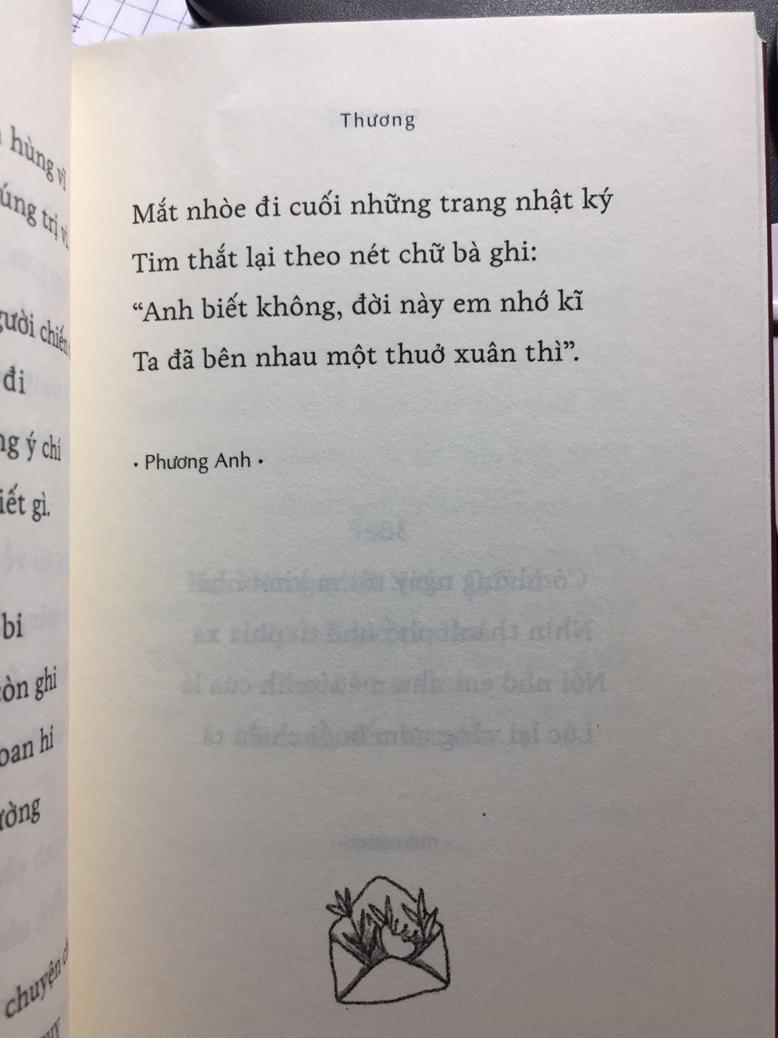 Đóng gói sản phẩm kĩ, sách đẹp, thơ cũng rất hay, đọc trong group sách có chị chia sẻ thế là mua luôn, được 3 bookmarks sịn sò và cả quyển sổ nhỏ nữa.
Cơ mà giao hàng lâu thật sự. Em đặt từ hôm 21/4 thanh toán trước qua *** pay mà 25/4 mới được nhận... bình thường đặt sách hôm trước hôm sau là được nhận rồi mà chọn giao hàng tiêu chuẩn thanh toán bằng tiền mặt?