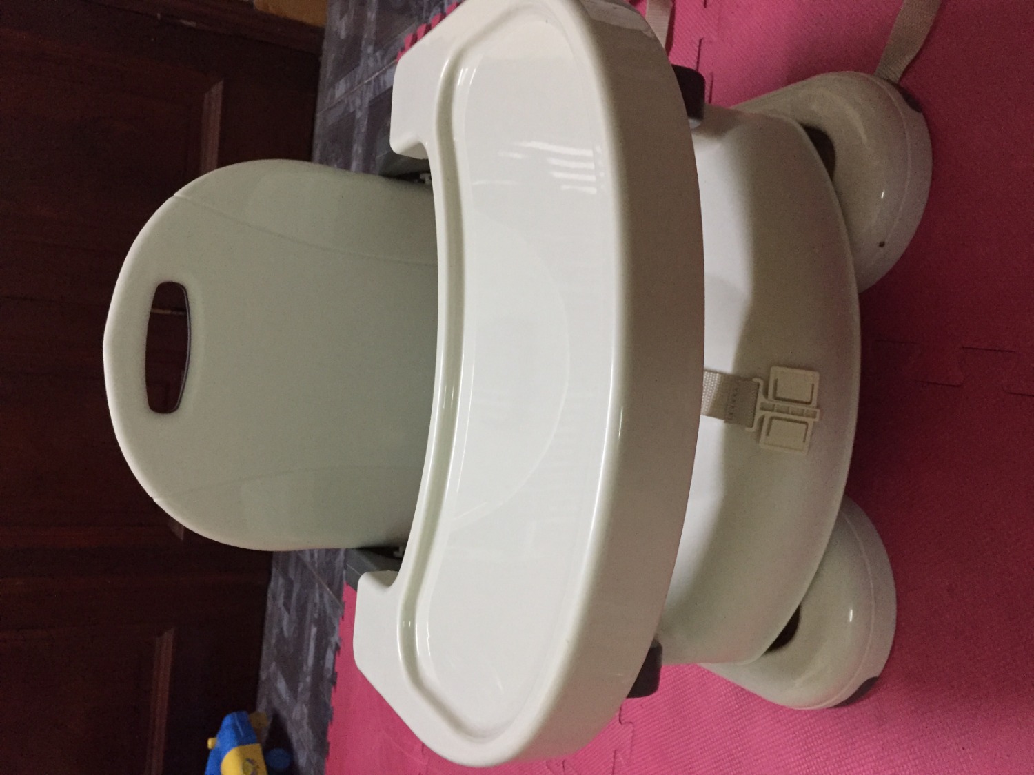 Ghế trông trang nhã và khá chắc chắn. Khay ăn trơn nên dễ vệ sinh và có thể điều chỉnh để thay đổi độ rộng hẹp của lòng ghế cho phù hợp với kích cỡ của bé từng giai đọan. Ban đầu lúc mới dùng mình khá loay hoay với chân ghế mỗi khi cần thay đổi độ cao, tuy nhiên sau khi xem kỹ hướng dẫn mình thấy cũng không khó lắm :). Ghế khi gấp lại cũng có thể đem theo khi cho con ăn bên ngoài, tuy nhiên khá nặng (hơn 4kg) và ko được nhỏ gọn như dòng ghế đi du lịch. Ghế trông trang nhã và khá chắc chắn. Khay ăn trơn nên dễ vệ sinh và có thể điều chỉnh để thay đổi độ rộng hẹp của lòng ghế cho phù hợp với kích cỡ của bé từng giai đọan. Ban đầu lúc mới dùng mình khá loay hoay với chân ghế mỗi khi cần thay đổi độ cao, tuy nhiên sau khi xem kỹ hướng dẫn mình thấy cũng không khó lắm :). Ghế khi gấp lại cũng có thể đem theo khi cho con ăn bên ngoài, tuy nhiên khá nặng (hơn 4kg) và ko được nhỏ gọn như dòng ghế đi du lịch.