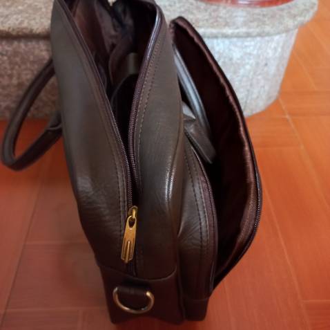 Cặp da trita tca10 nhiều ngăn, chất da tổng hợp mền chứ không cứng, khóa  bằng kim loại mà kéo bon. Trước mắt, vừa nhận được hàng, cảm thấy  sản phẩm mức độ hoàn thiện là tốt. Sử dụng một thời gian sẽ đánh giá độ bền sau.