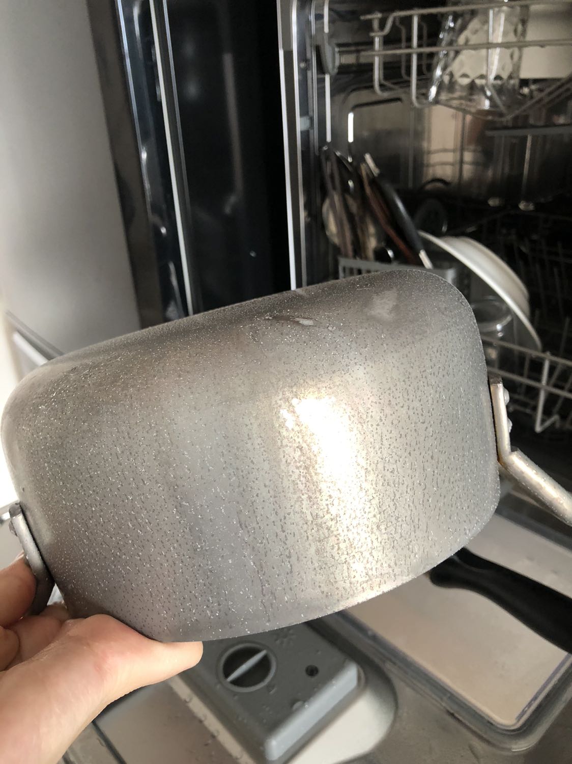 Muối dùng cho máy rửa chén gì mà hỏng luôn cái nồi nhôm của người ta! Từ màu trắng thành màu đen luôn!!!
Cuối cùng mình phải loại hết muối ra khỏi khay muối mới bthuong đc!