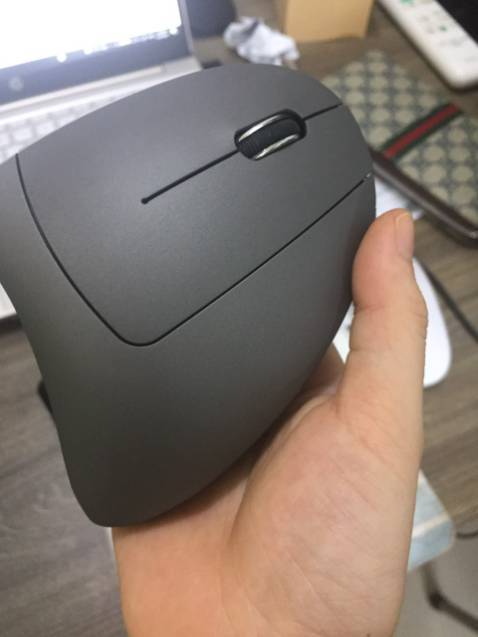 chuột cầm chắc chắn lắm nha, thấy con chuột lạ lạ mua thử dùng, mới đầu cũng ch ưa quen kiểu đứng này lắm, nhưng dùng mấy hôm nay thấy cũng quen quen tay lại thấy thích, cũng đỡ mỏi tay phết đấy, vỏ chuột sờ rất mịn, mọi người chú ý cần dùng 2 con pin điều khiển loại pin AAA để sài chuột nha