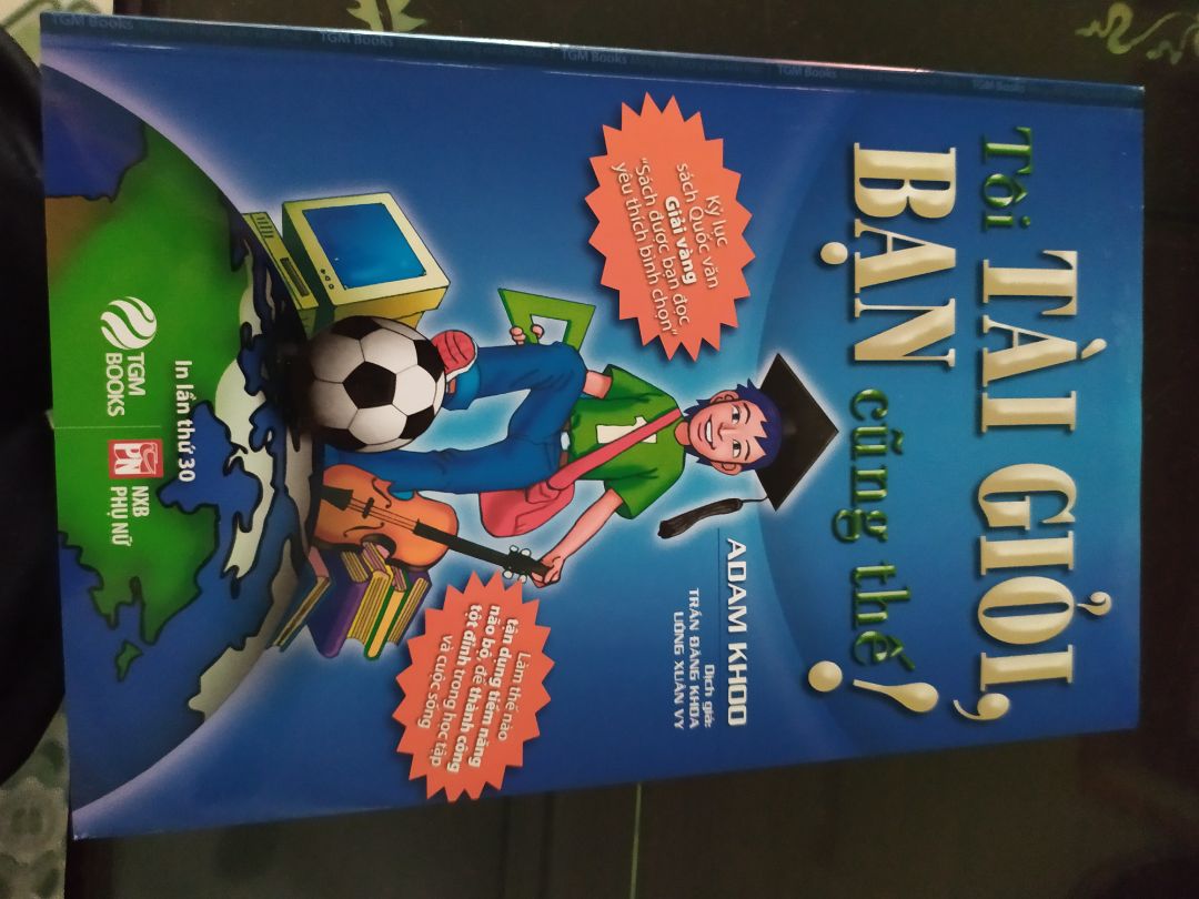 Đây là sách mình mua về tặng, nguyên seal nên không kèm theo bookcare; phần seal có bị rách nhưng không ảnh hưởng đến chất lượng của sách.
Mình có cảm giác phần in ấn trong sách lần này , nhất là về màu sắc không đẹp bằng bản mà mình đọc vài năm trước.( đây chỉ là cảm nhận cá nhân thôi)
shipper nhiệt tình dễ thương, giao hàng nhanh.