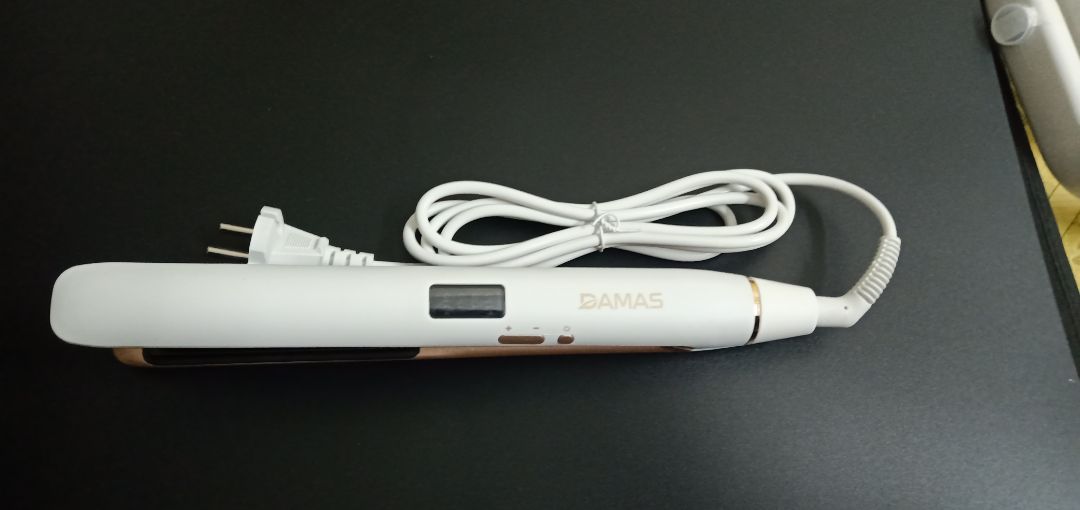 Ấn tượng đầu tiên khi mở máy là được cái chất liệu thân máy khi sờ vào và màu trông rất là sang luôn ý. Cắm điện vào dùng thử thì vừa bật đã thấy lên nhiệt nóng ran rồi, lên nhiệt cực kỳ nhanh luôn. Máy không bị dứt tóc nhiệt đều nên duỗi tóc mượt đét luôn. Nói chung sp rất là ok luôn shop ạ👍👍👍