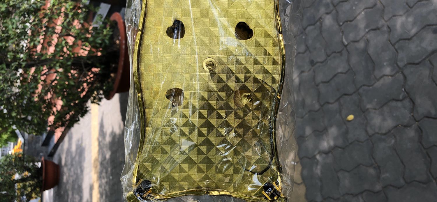 Hôm nay mình vừa nhận sản phẩm. Nó đẹp nhưng bị vỡ ở dưới. Mình có thể được đổi sản phẩm mới không?