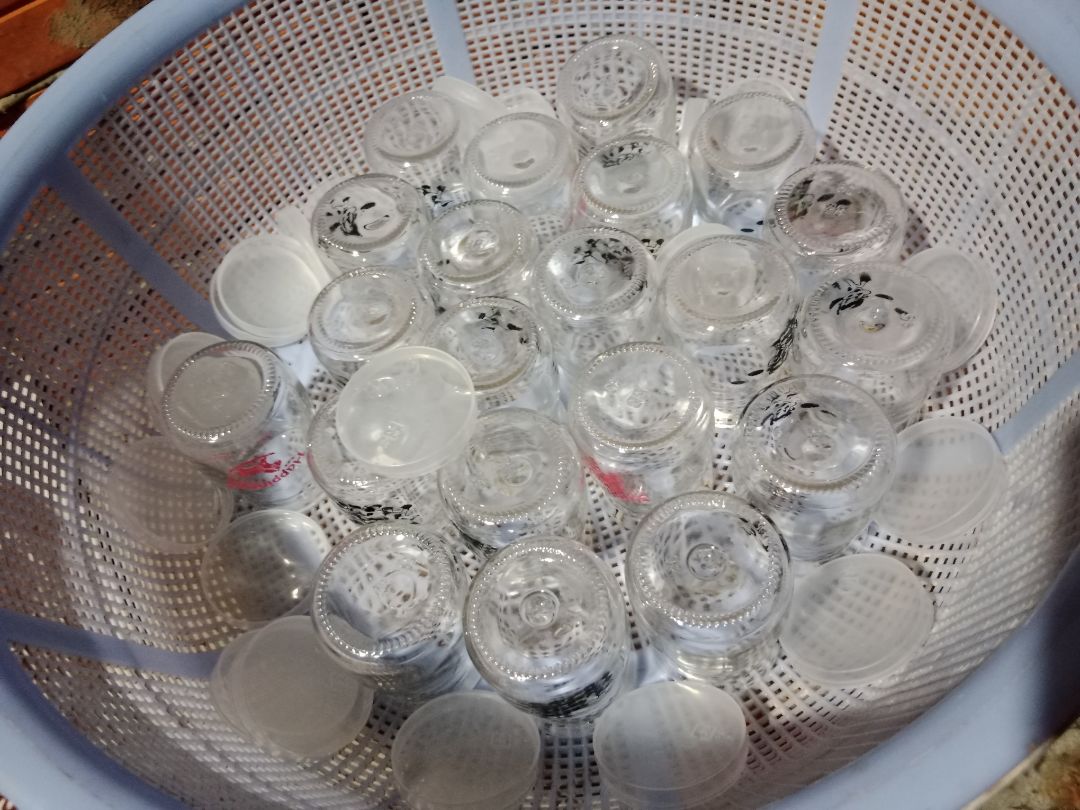 Đặt voi xanh giao bò vs ngựa bụi bẩn trên các hủ thủy tinh nhiều lắm đã vậy cái nắp trầy xước cũ kĩ như là có người đã từng xài qua rồi còn bể thêm 1 hủ nữa sẽ không bao giờ mua lại nữa đâu mọi người nên cân nhắc tránh bị *** nhé