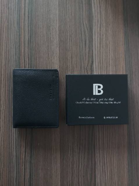 Shop đóng gói rất đẹp, hộp đựng chắc chắn. Ví đẹp, chất lượng da tốt so với mức giá. Nhiều ngăn đựng tiền, thẻ thoải mái. Kh nghĩ với giá tiền đó mà nhận được chất lượng sản phẩm + dịch vụ tốt như vậy. Có dịp sẽ ủng hộ tiếp. Cho shop 5 sao!