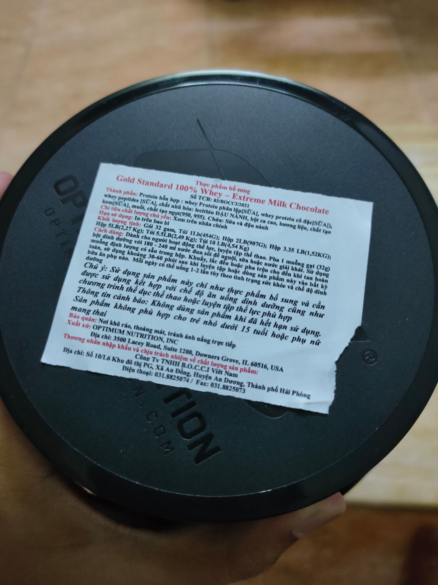 Mình check tem thì đúng là hàng thật r, nhưng hơi bất ngờ là khi mở ra thì hũ lại k đầy dù mới bóc seal, chắc do tính theo khối lượng. Mình đặt vị chocolate nhưng đc nhận vị milk chocolate nhưng thôi k sao, dễ uống là đc =))).